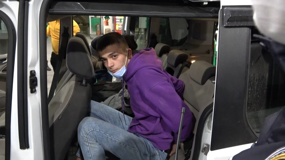 Sahte polis, gerçek sivil polise kimlik sorunca yakalandı