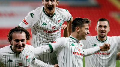 Bursaspor’da 7 oyuncuya yol göründü! Adana Demir maçı sonrası gidecekler…