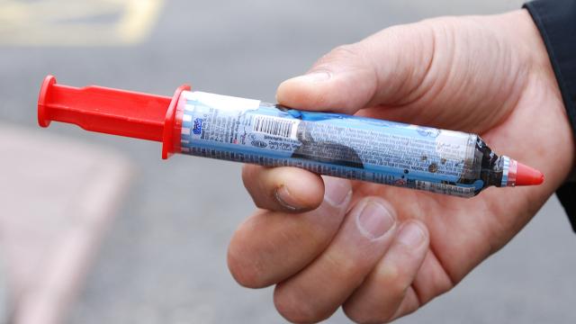 Şırıngalı çikolatadan hayatını kaybetmişti… Firma yetkilileri tutuklandı Şırıngalı çikolatadan hayatını kaybetmişti… Firma yetkilileri tutuklandı