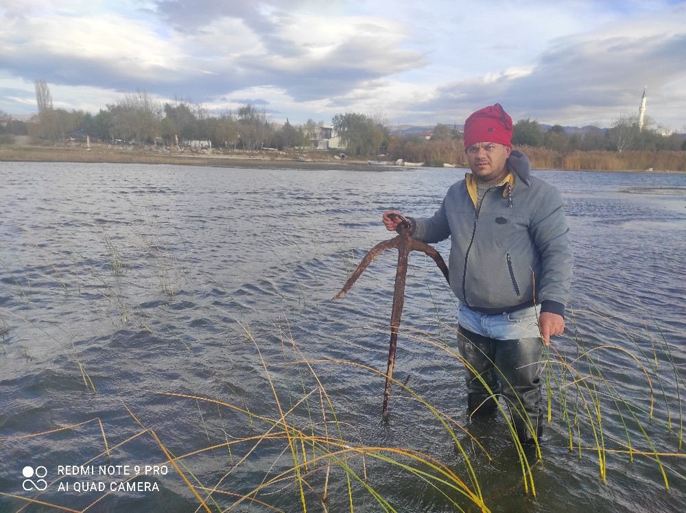Sular çekildi İznik Gölü’nde tarihi çapa bulundu, müzeye teslim edildi Sular çekildi İznik Gölü’nde tarihi çapa bulundu, müzeye teslim edildi