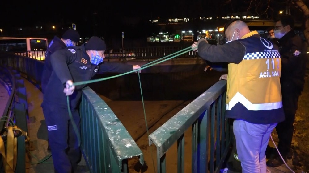 Bursa’da telefon sevdasına dereye düştü, ayağını kırdı