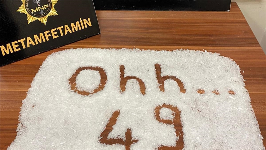 Polisler ele geçirdikleri uyuşturucuyla ‘ohh’ yazdı