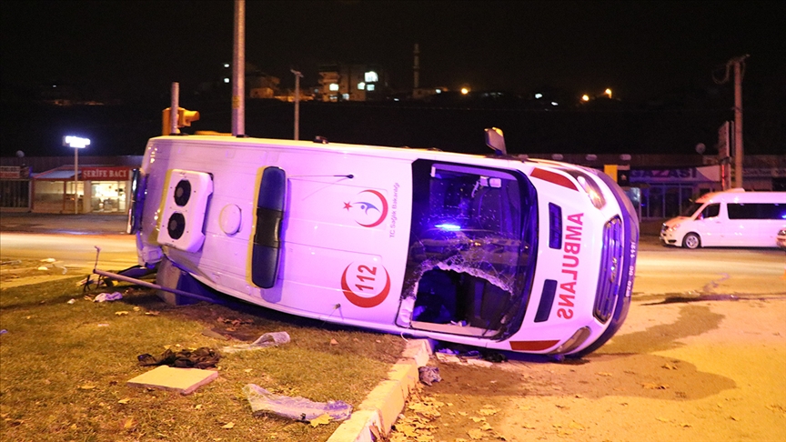 Ambulans ile minibüs çarpıştı: 14 yaralı