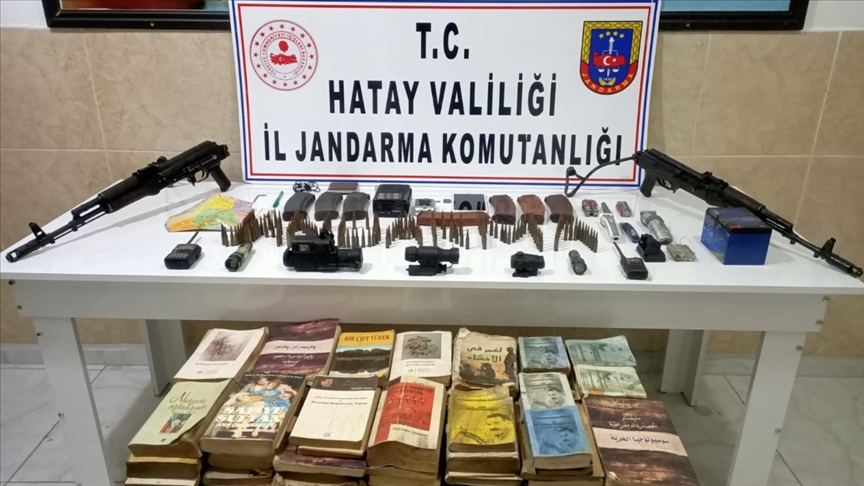 Amanoslar’da PKK’lılara ait silah ve yaşam malzemeleri ele geçirildi
