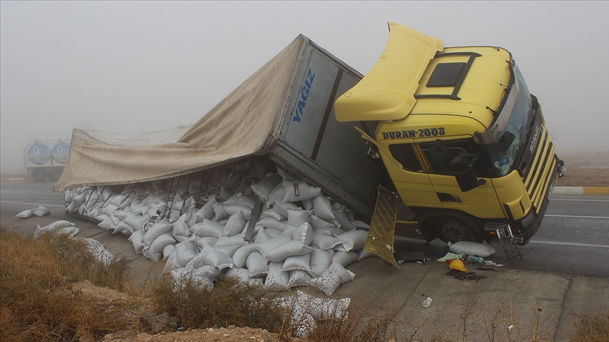 TIR ile askeri personeli taşıyan servis midibüsü çarpıştı: 10 yaralı
