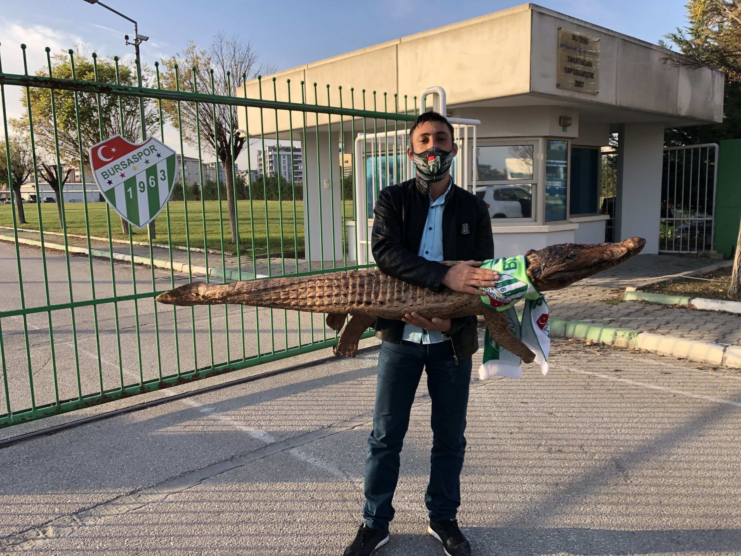 Bursaspor’a sürpriz ziyaretçi! Bakın ne getirmiş? Bursaspor’a sürpriz ziyaretçi! Bakın ne getirmiş?