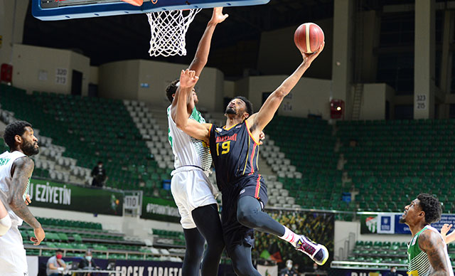 Timsah potada eriyor! Evinde hüsrana uğradı… Timsah potada eriyor! Evinde hüsrana uğradı…