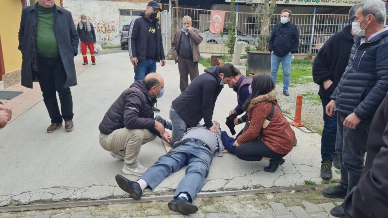 Bursa’da tıp teknisyeni böyle hayat kurtardı Bursa’da kalp krizi geçiren yaşlı adama yoldan geçerken müdahale eden