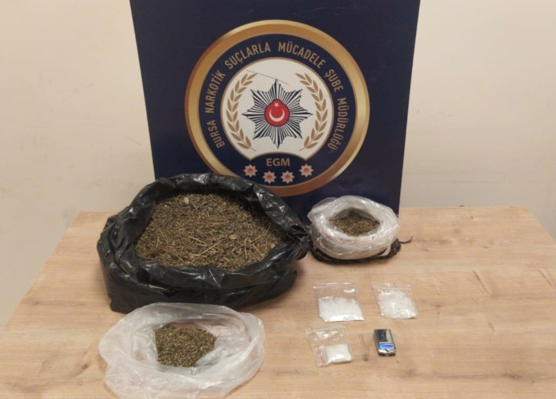 Bursa’da iki şüphelinin evine baskın! Yatağın yorganın içine…