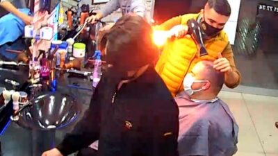 Berberde panik anları! Fön makinesi alev aldı