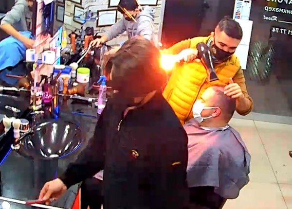 Berberde panik anları! Fön makinesi alev aldı