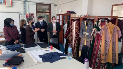 Köy köy gezip sandıkları açtırıyorlar, kültürel değerleri bulup çıkarıyorlar!