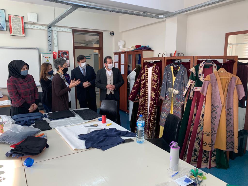 Köy köy gezip sandıkları açtırıyorlar, kültürel değerleri bulup çıkarıyorlar!