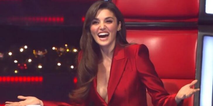 Süper minisi ve yırtmacıyla olay oldu Süper minisi ve yırtmacıyla olay oldu