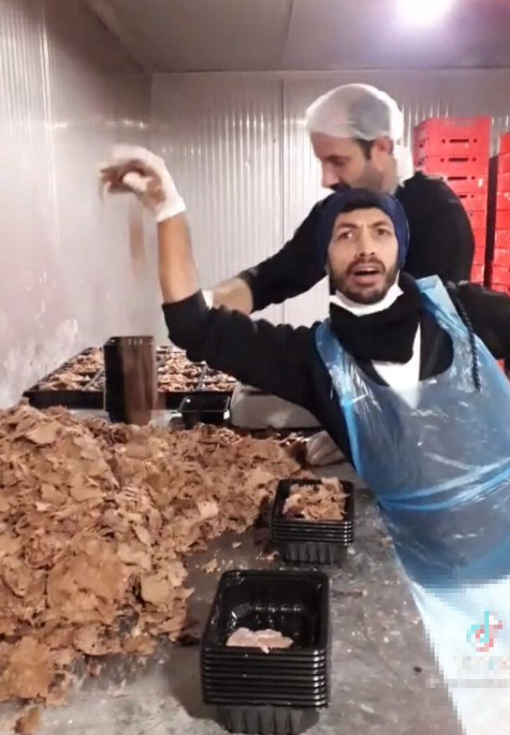 Hazır döner işletmesinde rezalet! Görüntüler sosyal medyada büyük tepki çekti Hazır döner işletmesinde rezalet! Görüntüler sosyal medyada büyük tepki çekti