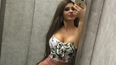 Takipçisi ‘Bu kadın hep çıplak’ deyince…