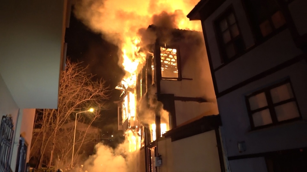 Bursa’da 200 yıllık bina alev alev yandı