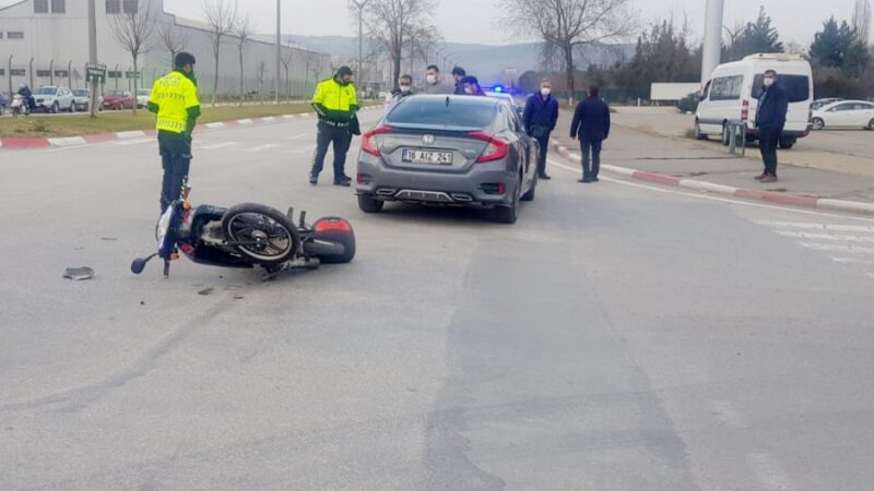 Bursa'nın İnegöl ilçesinde, motosikletle otomobilin çarpışması sonucu 1 kişi yaralandı.