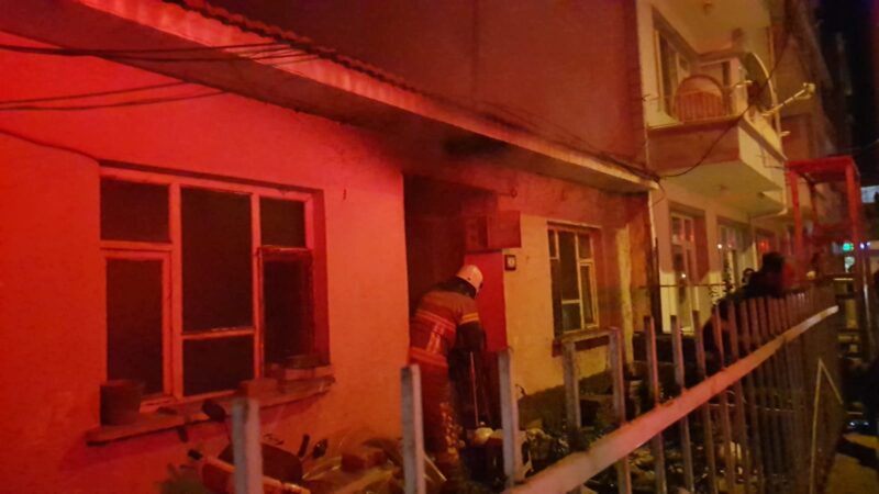 Bursa'nın İznik ilçesinde tek katlı evde çıkan yangın itfaiye ekiplerince