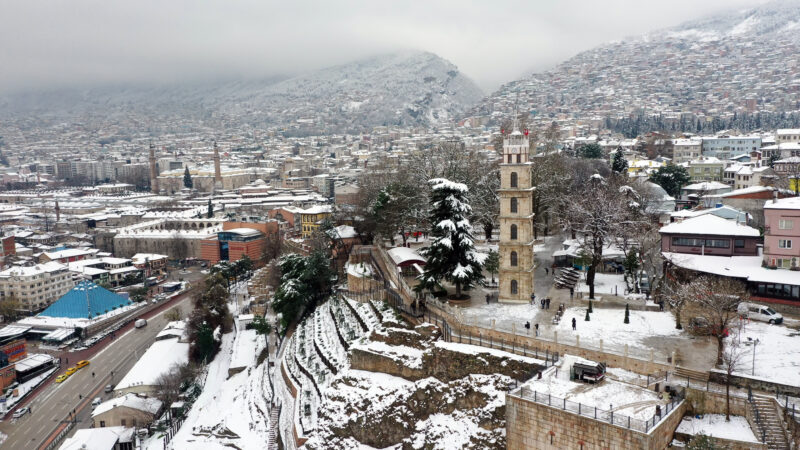 Bursa'da etkili olan kar yağışının ardından kent merkezi beyaz örtüyle
