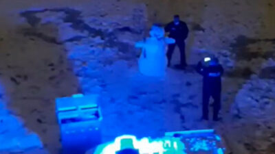 Bursa’da polislerin kardan adam ile fotoğraf çektirdiği anlara beğeni yağdı