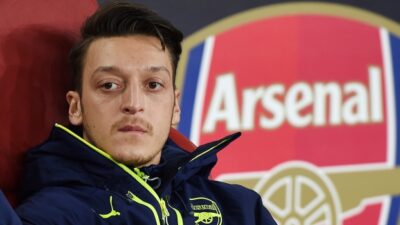 Adı Fenerbahçe ile anılan Mesut Özil, İngiliz basınında manşetlerden düşmüyor.