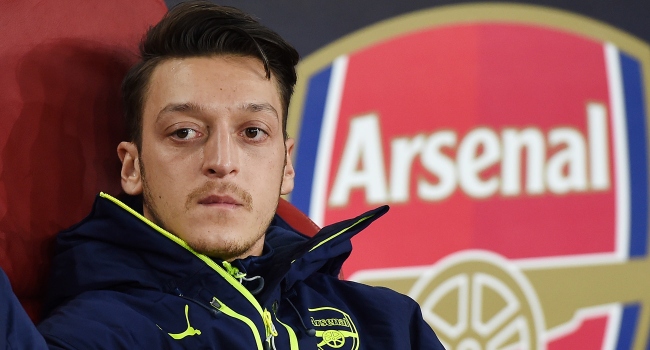 Adı Fenerbahçe ile anılan Mesut Özil, İngiliz basınında manşetlerden düşmüyor.
