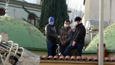 Yer: Bursa… Cami avlusunun çatısında yakalandı
