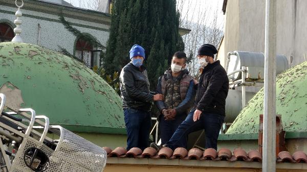 Yer: Bursa… Cami avlusunun çatısında yakalandı