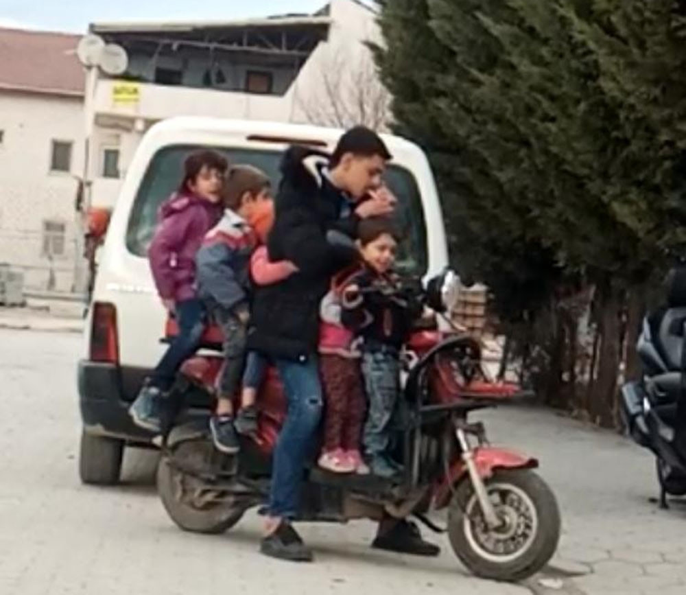Bursa’da 5 çocuk bir yetişkinin bindiği elektrikli bisikleti görenler şaştı kaldı Bursa’da 5 çocuk bir yetişkinin bindiği elektrikli bisikleti görenler şaştı kaldı