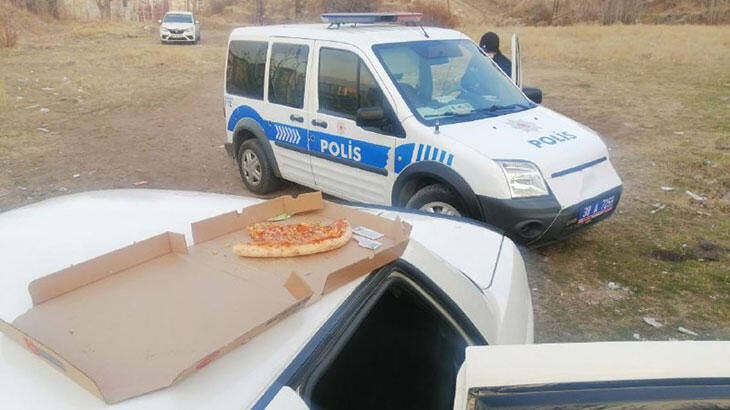 Çaldıkları arabada pizza yerken yakalandılar