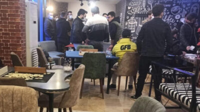 Ruhsatsız kafeye şok baskın! 16 kişiye 50 bin lira ceza