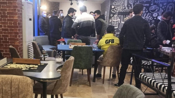 Ruhsatsız kafeye şok baskın! 16 kişiye 50 bin lira ceza