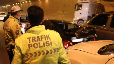 6 araç birbirine girdi! Kilometrelerce kuyruk oluştu