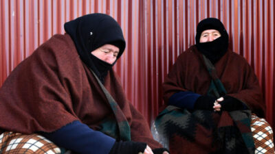 Şiddet gördüğü eşinden ayrıldı, çocuklarına çorap satarak bakıyor!