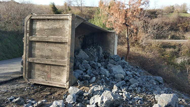 Samsun’da taş yüklü kamyon uçurumun kenarına devrildi: 1 yaralı