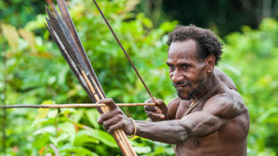 Ağaçlarda çıplak yaşayıp insan eti yiyorlar…