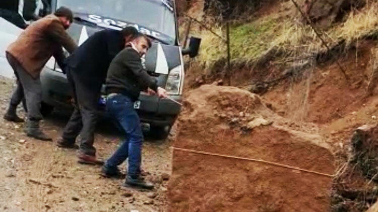 Batman’da heyelan! Dev kayaları halatlarla çektiler Batman’da heyelan! Dev kayaları halatlarla çektiler