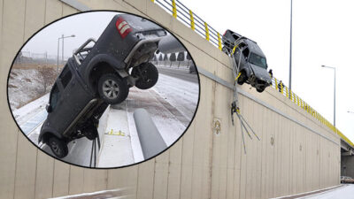 ‘Bu arabadan çıkmam mucize’ Üst geçitte asılı kaldı!