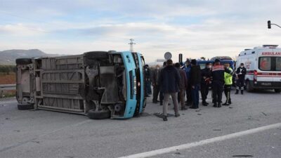Yolcu minibüsü ile otomobil çarpıştı: Yaralılar var