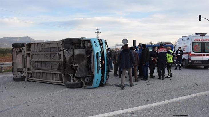 Yolcu minibüsü ile otomobil çarpıştı: Yaralılar var