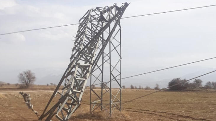 Rüzgar elektrik direklerini eğdi