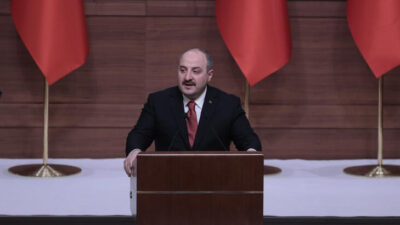 Bakan Varank: Türkiye kendi kendine yetebilmenin en güzel örneklerini verdi