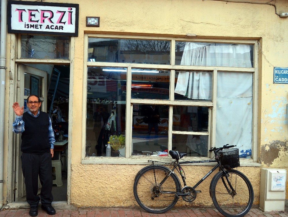 63 yıldır terzilik mesleğini ilk günkü heyecanla yapıyor