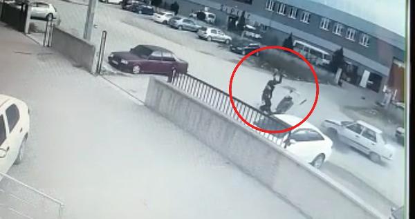 Bursa’da feci kaza! 20 metre sürüklendiler Bursa’da feci kaza! 20 metre sürüklendiler