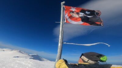 Zirve’deki Türk bayrağı yenilendi