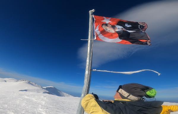 Zirve’deki Türk bayrağı yenilendi