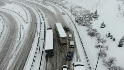 Bursa-İzmir otobanı kar yağışı nedeniyle kapandı