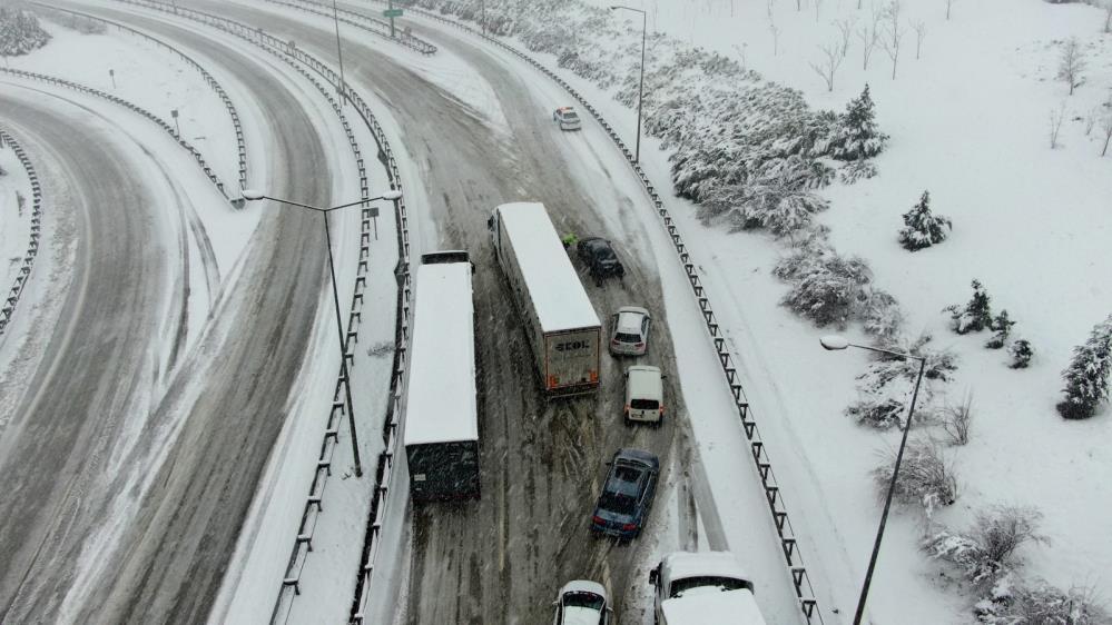 Bursa-İzmir otobanı kar yağışı nedeniyle kapandı
