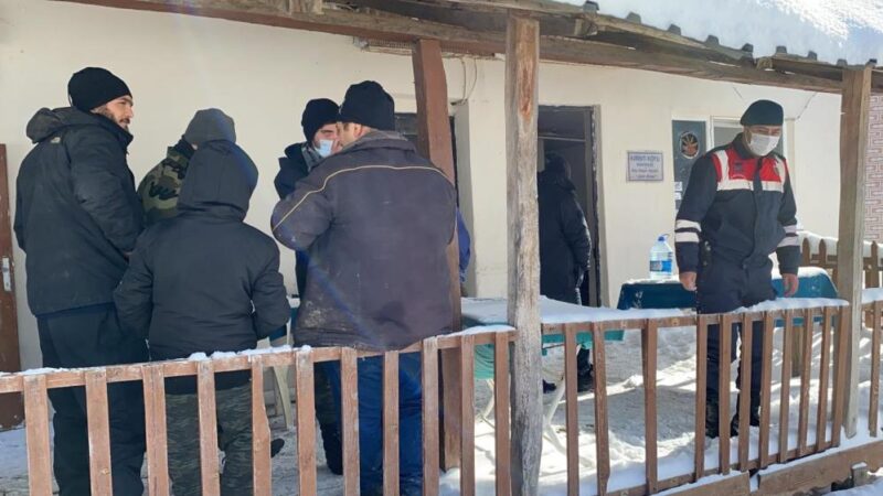 Bursa'nın İznik ilçesinde karda mahsur kalan 8 macera tutkunu 3